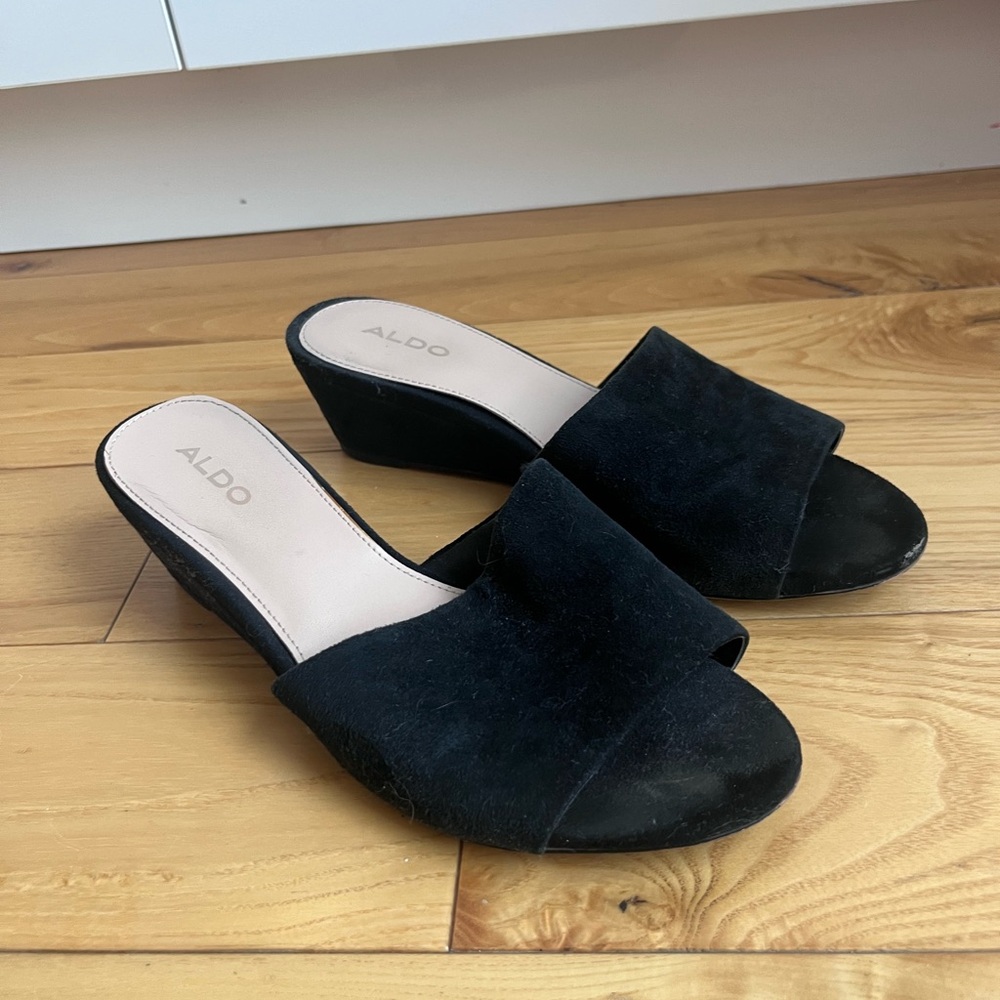 ALDO wedge slides